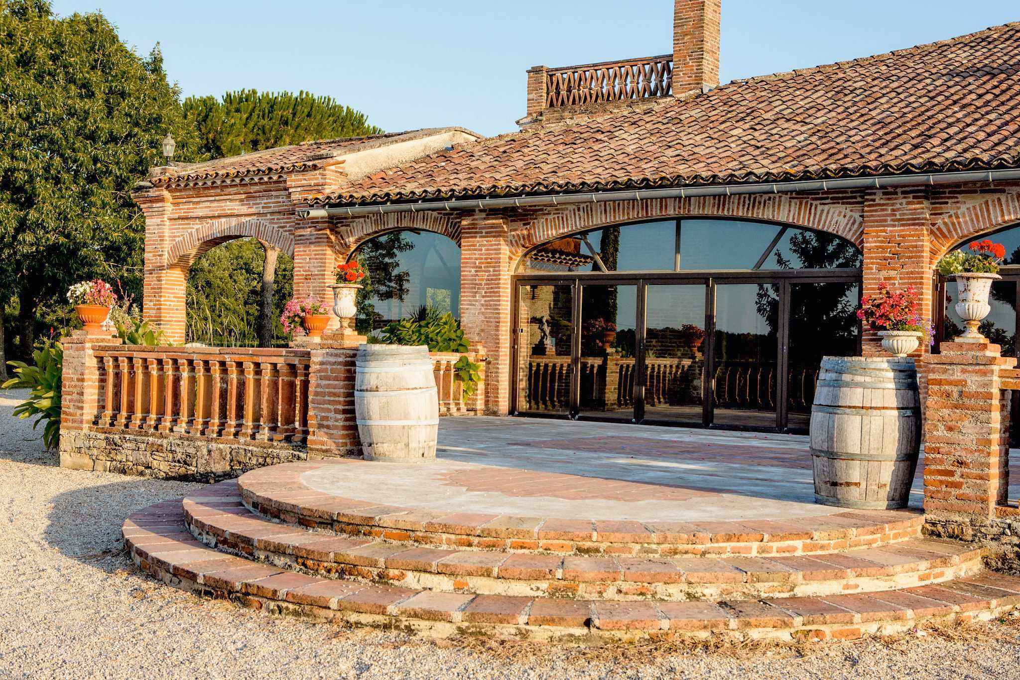 La terrasse de brique du Château Saint-Louis et ses barriques